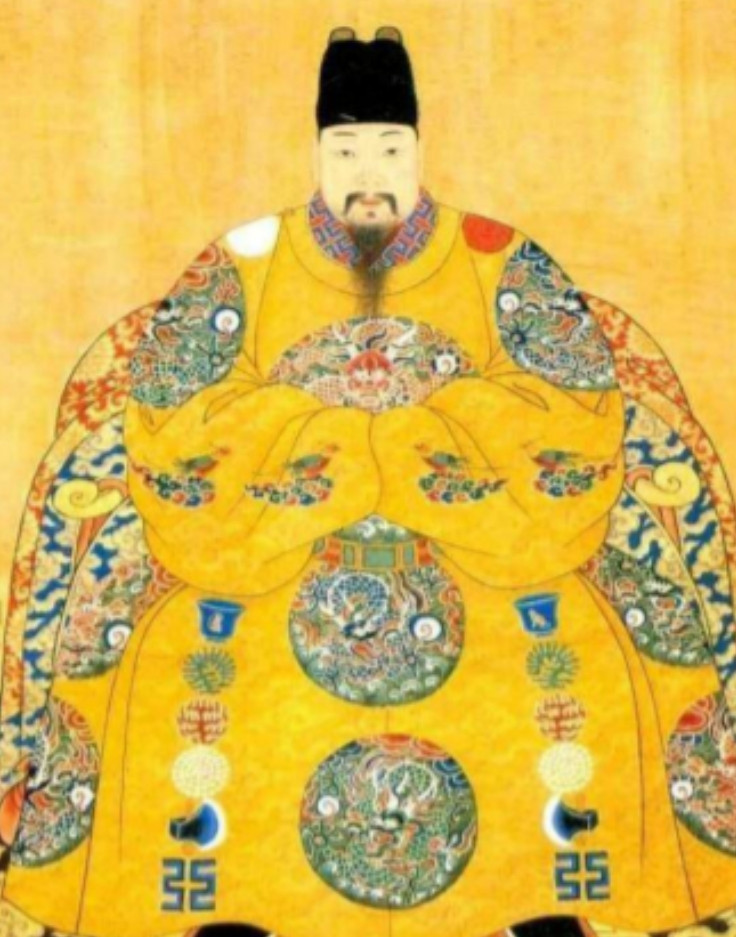 有一次，10岁的万历小皇帝喝醉了酒，他非让两个小宫女给他唱曲，对她们说道：“给朕