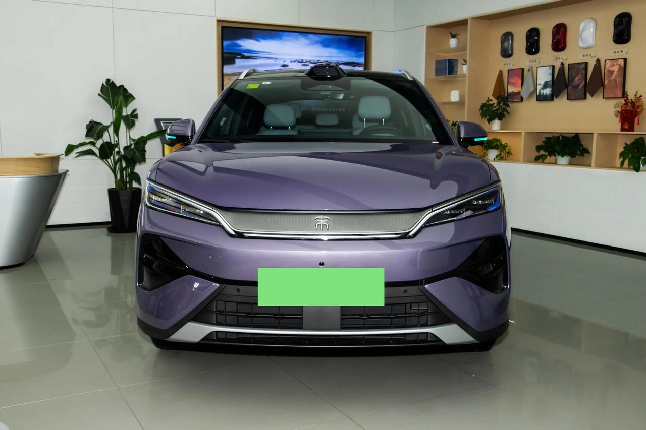 💥宋UltraEV这车给我的感觉很直接：比亚迪不是想讲故事，就是想用价格和技