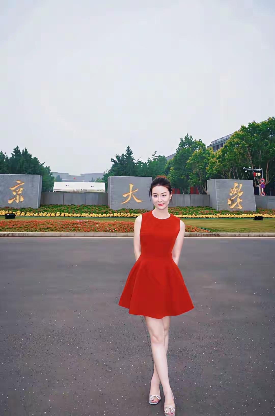 打卡京大校园，青春洋溢的红色裙摆💃🏻✨