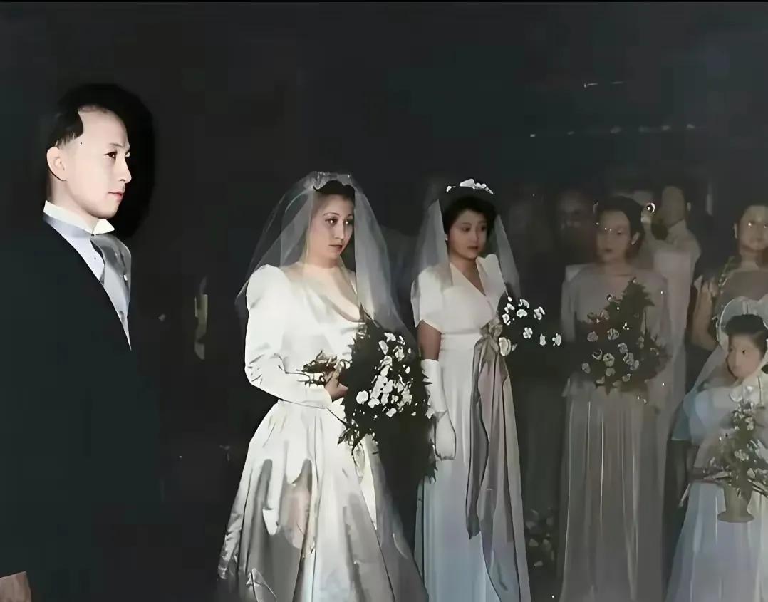 腰板笔直的这个年轻人就是钱学森，他是今天的新郎官，蒋英穿着一身漂亮的婚纱！这是