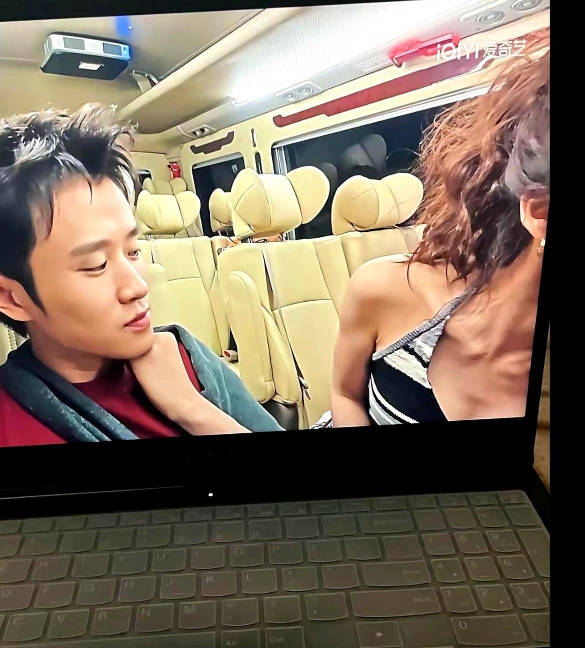 王勉还是年轻知道为什么邓超和陈赫一直带着墨镜吧，就是为了这种一瞬间的事被人抓住。