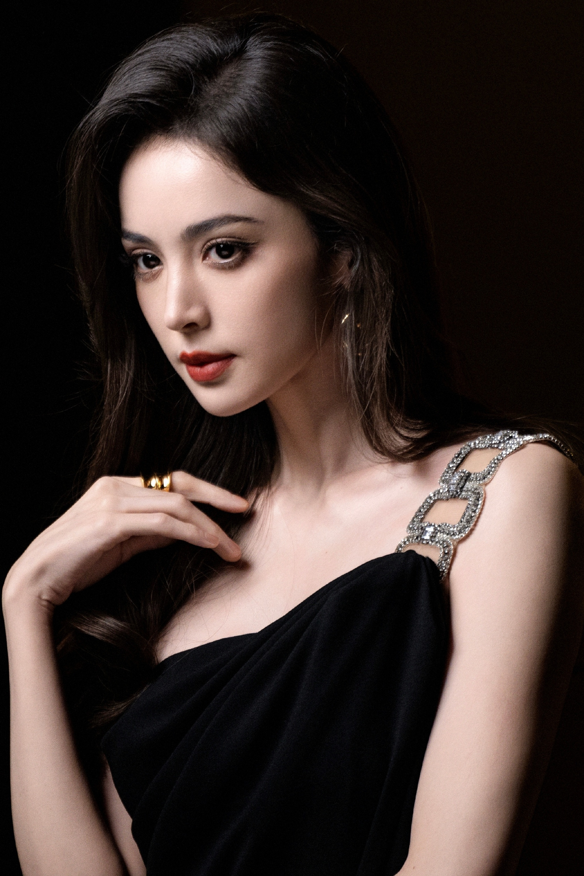 娜扎：法伯丽×时尚芭莎大片，黑色绝美。娜扎
