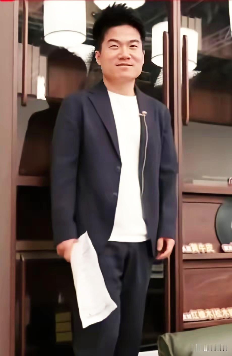 一套实木书柜标价八万多，董宇辉盯着价格愣了几秒，最后什么也没说，就笑了笑。