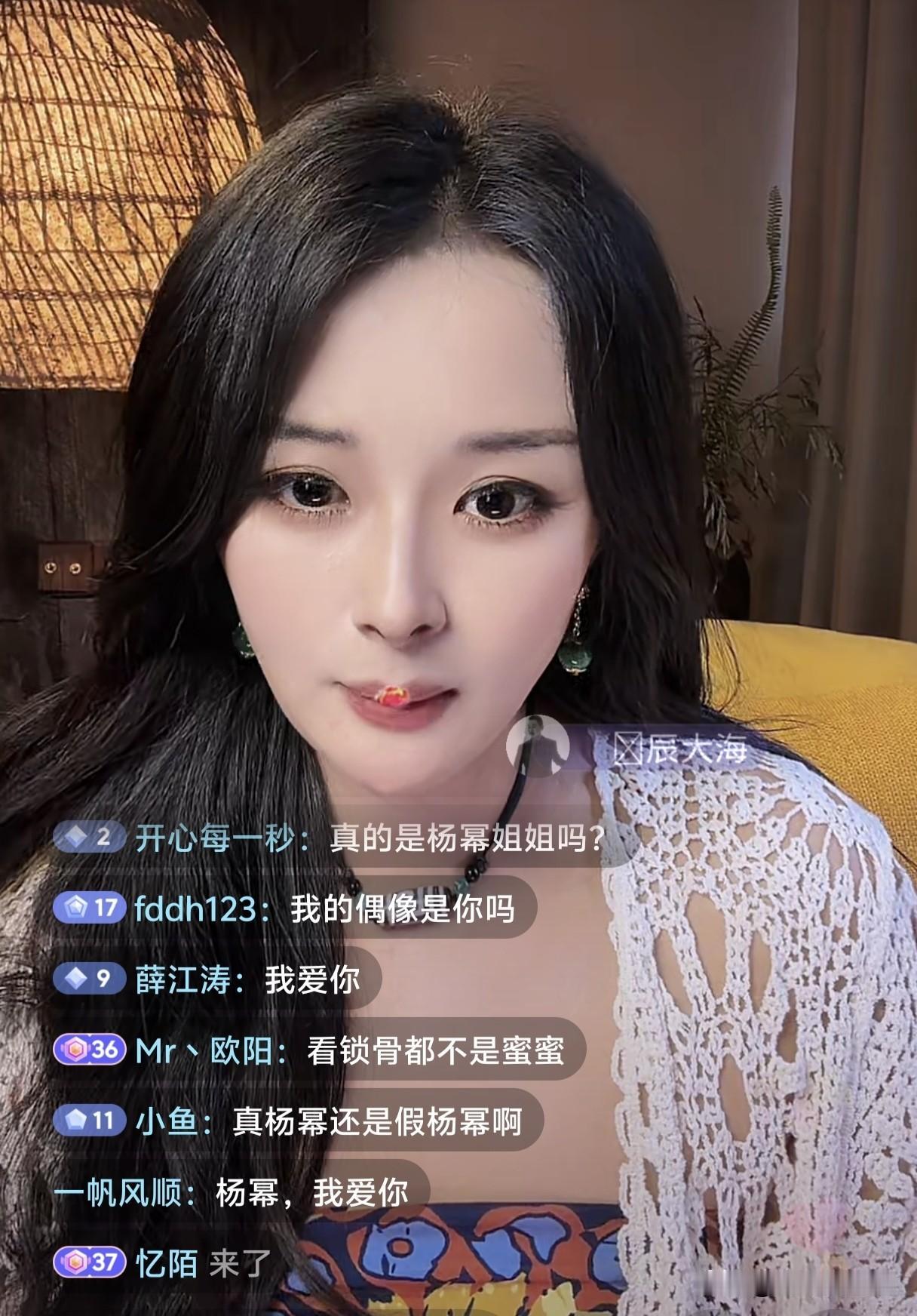 这个云南的女孩，长的太像杨幂，靠着这张脸，人气爆棚，吸引了无数的网友，如今坐拥1