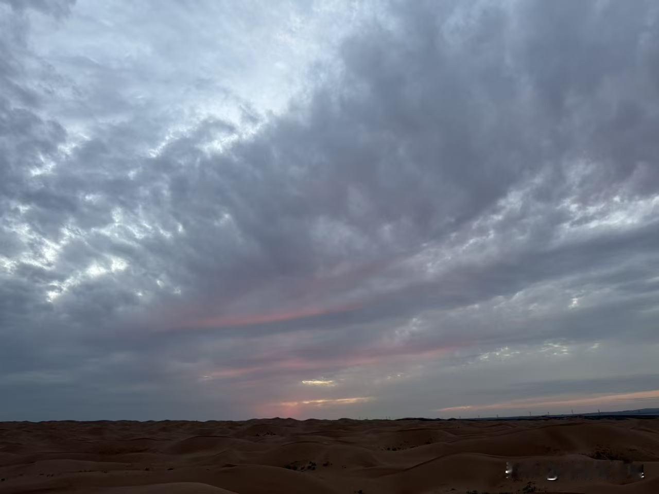 沙坡头的夜空实在是太美了。沙坡头位于宁夏回族自治区的中卫市。是国家首批5A级