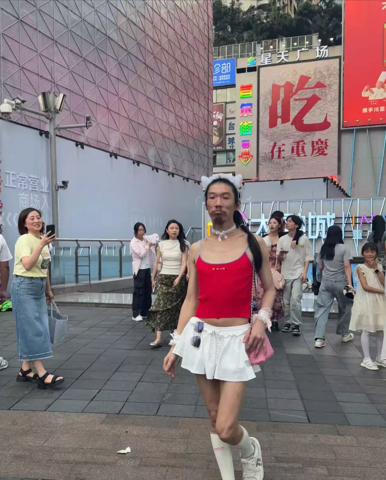兄弟，你这穿搭也太前卫了