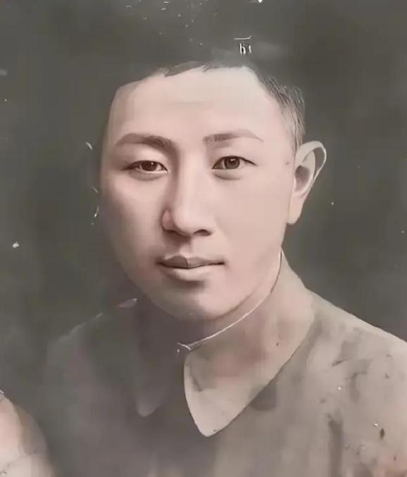 1936年，西安事变中，侍卫翁自勉舍命救蒋介石，导致右腿被子弹击穿，落下终身残疾