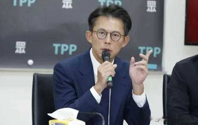 堂堂台湾所谓“行政院长”卓荣泰，也像他的同仁王世坚一样把头缩回去了。这次不是