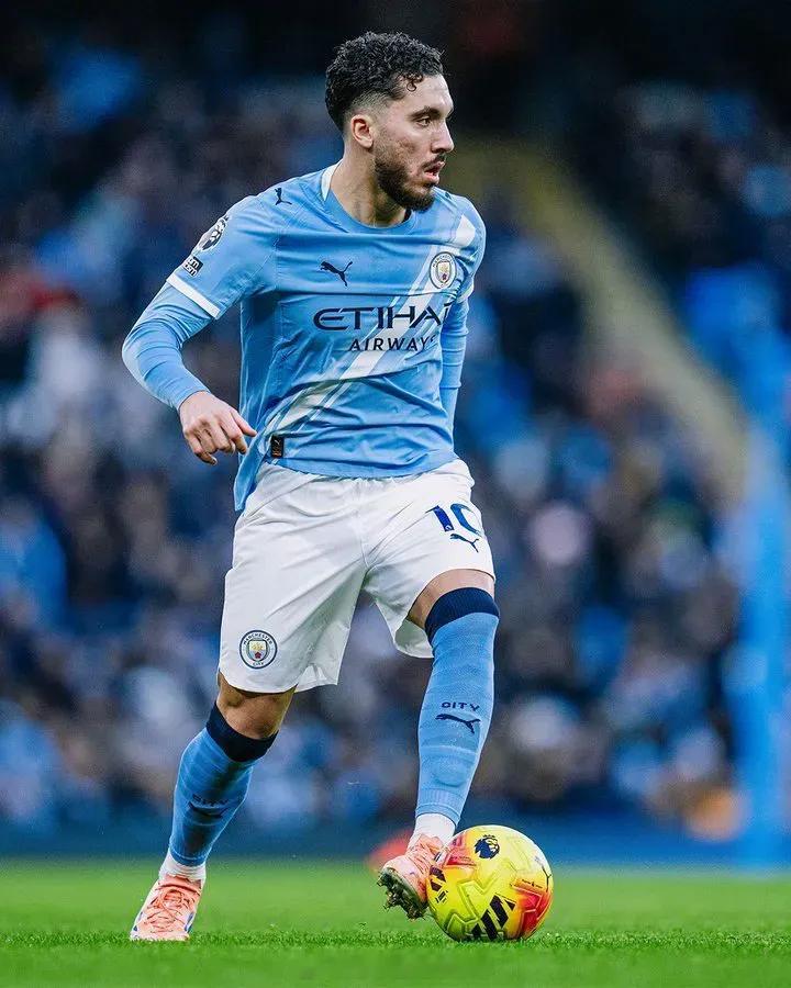 2025年夏窗，谢尔基和维尔茨两位年轻10号位球员同时登陆英超。曼城买谢尔基仅仅