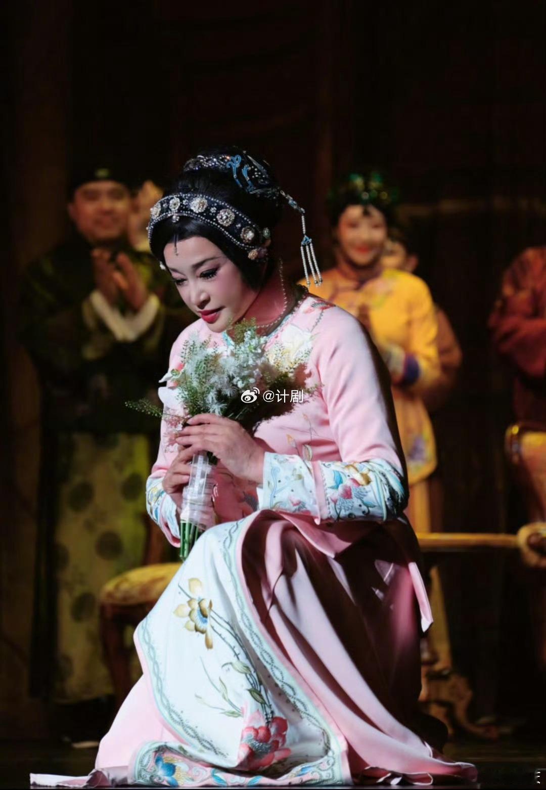 刘晓庆演短剧状态绝了9天80集这个量放任何演员身上都是高强度，她扛下来了而且成