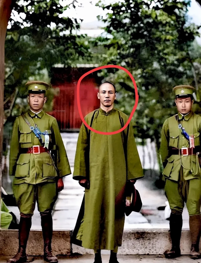 一张老照片，拍摄于1927年的南京，大家看看站在中间的这人是谁？这才是他年轻时候
