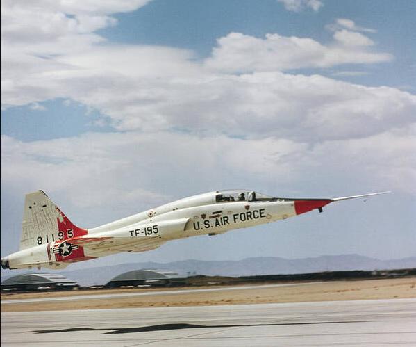 奇怪的飞机诺斯罗普F-5战斗机和T-38教练机是一对儿孪生兄弟，有趣的是F-