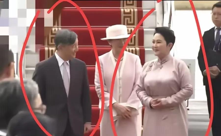 听说日本天皇跑去外蒙古访问。访问期间，外蒙古有位部长那可是相当引人注目，直