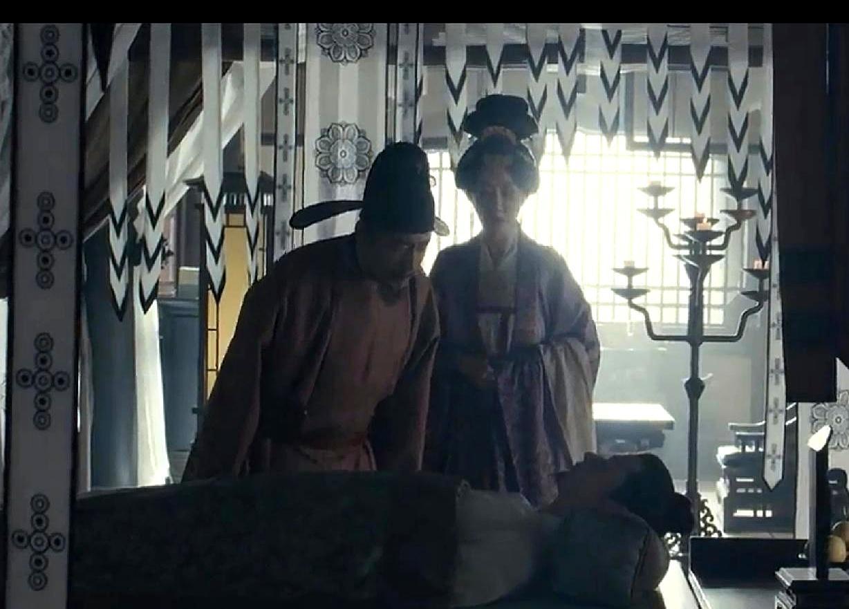 你敢信？嫡长子刚咽气，李三娘只掉两行泪，反手就拽住刘知远的衣袖！她摸得到丈夫