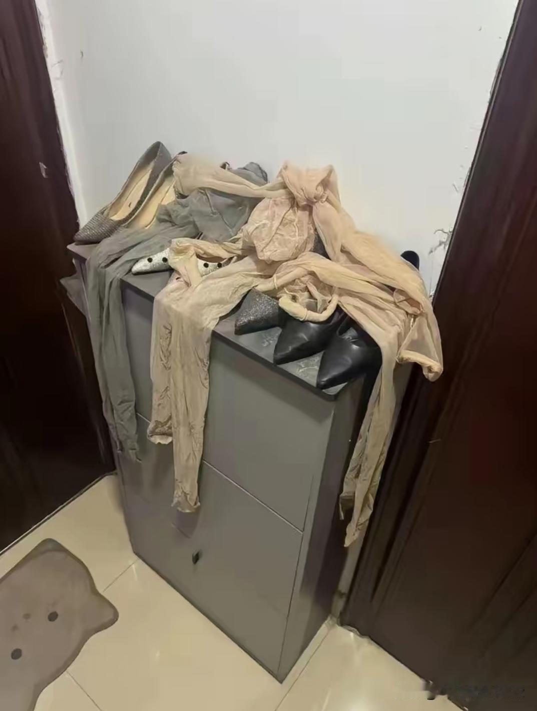 小区楼道里那位女户主，每天回家非得站在门口脱打底裤和丝袜，还顺手往鞋柜上一搭，