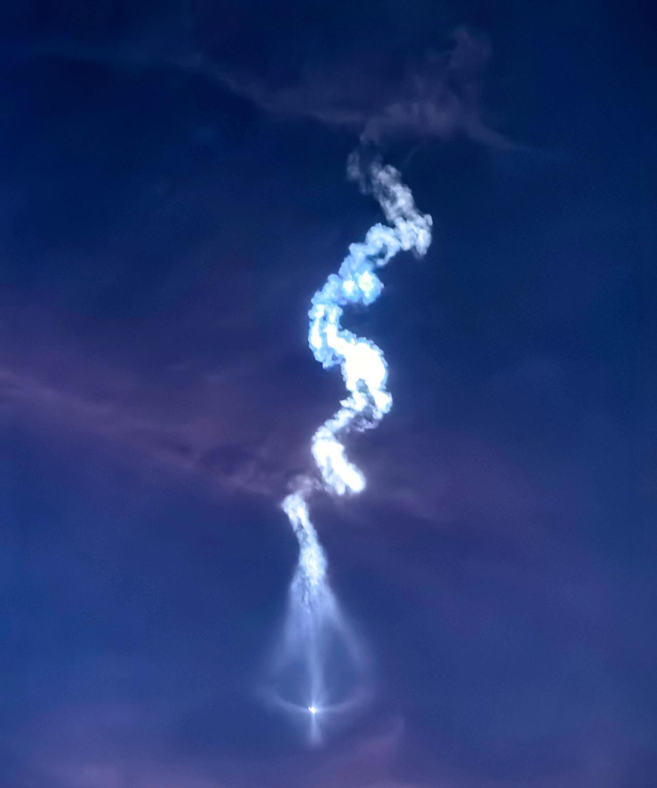 现场观看长征七号遥十火箭发射，运气太好了，天气太给力了，第一次肉眼看到助推器分离