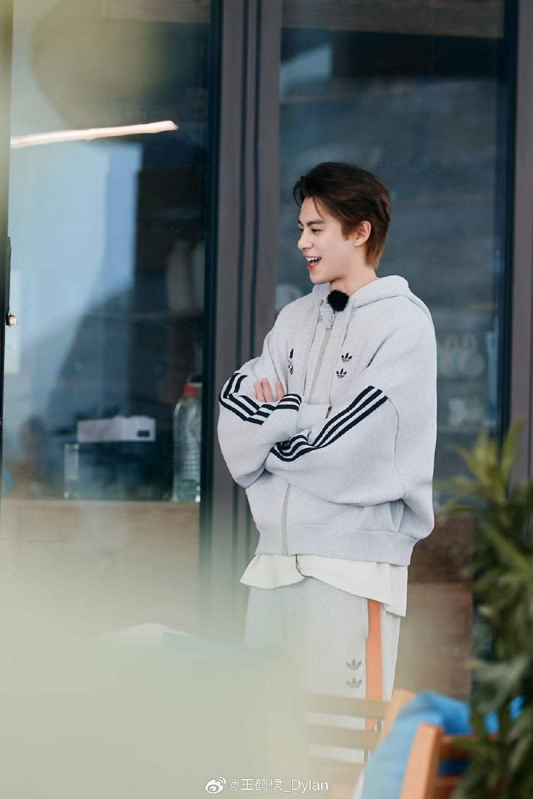 王鹤棣解决问题的能力王鹤棣领导力真的被细节戳到！当大家都在为意外状况发愁时，王