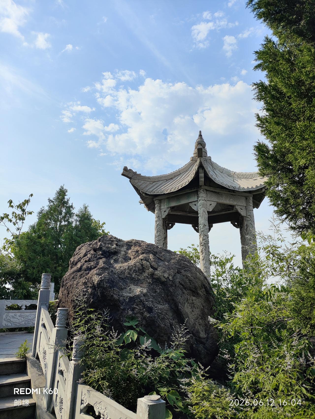 药山公园揽胜亭，真是个宝藏打卡地。上次去药山公园，我直奔揽胜亭。站在亭中，视野超