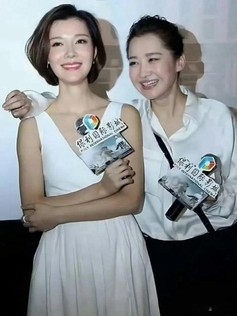 56岁许晴和43岁车晓同框，终于发现了媚态美与气质美的差距