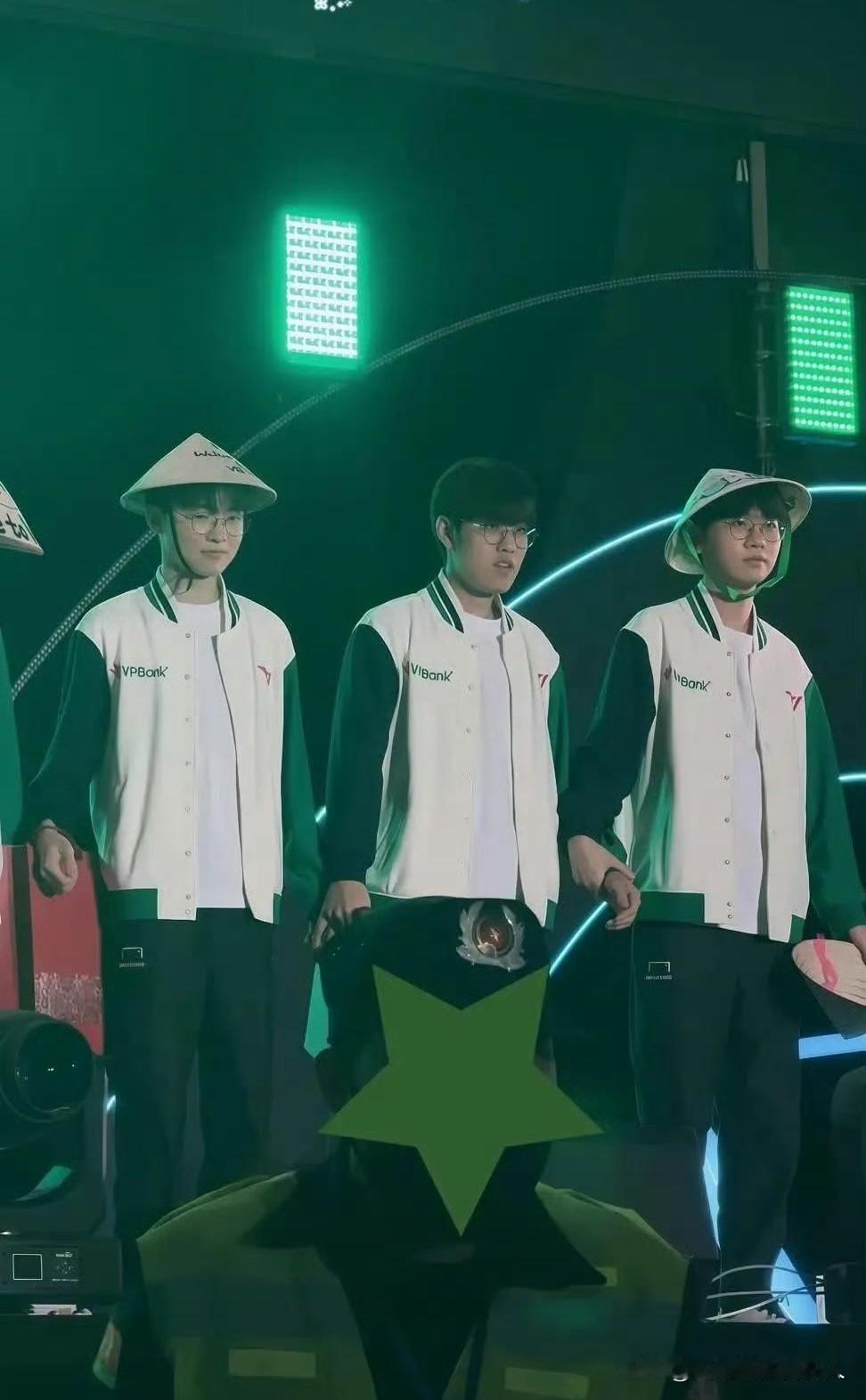 Faker和oner牵小拇指Faker与Oner“牵小拇指”赛后花絮里的趣味