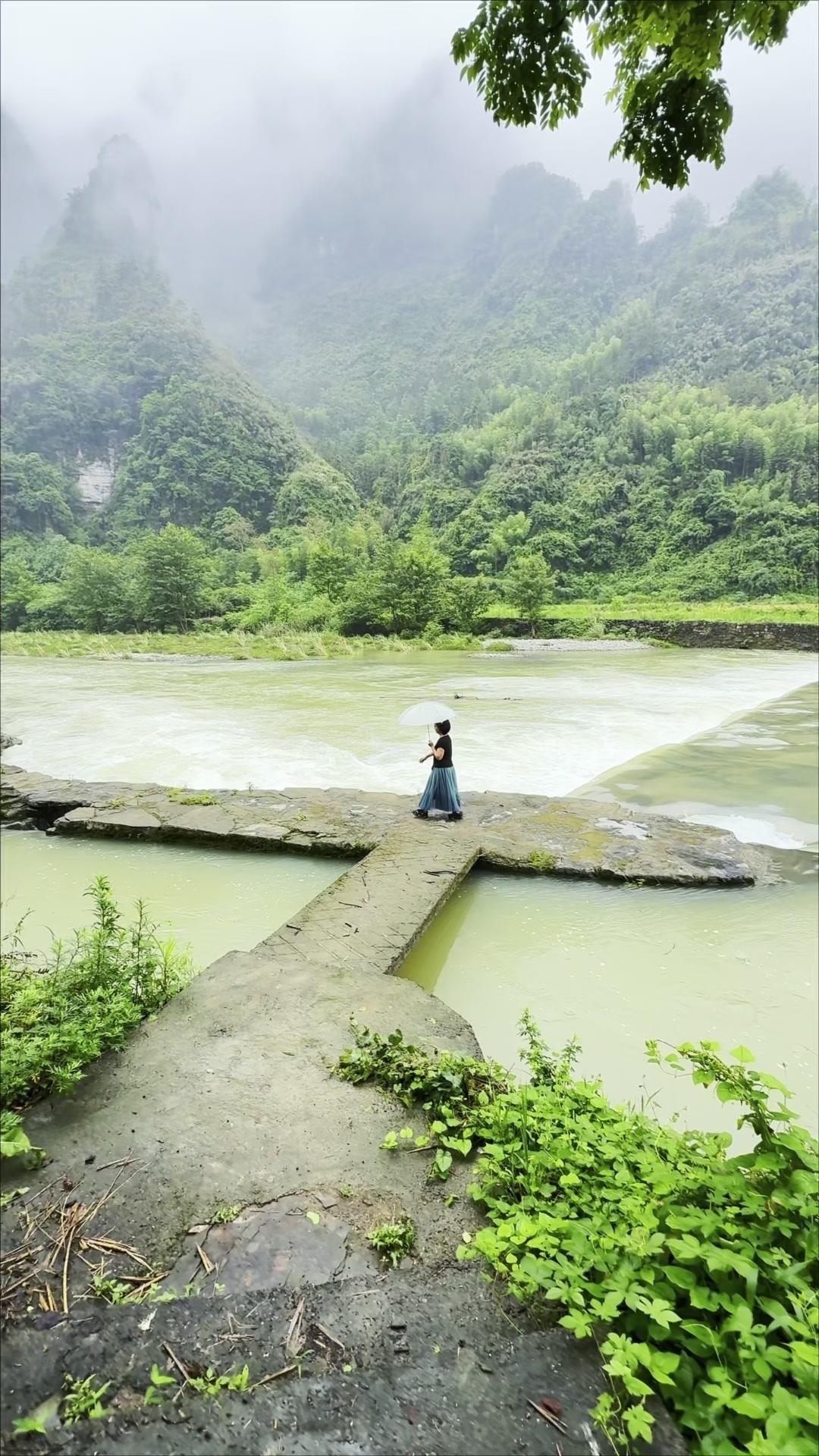 不懂诗里的烟雨湘西有多浪漫烟雨朦胧间，整座湘西都裹在柔雾里依山傍水的吊脚楼浸