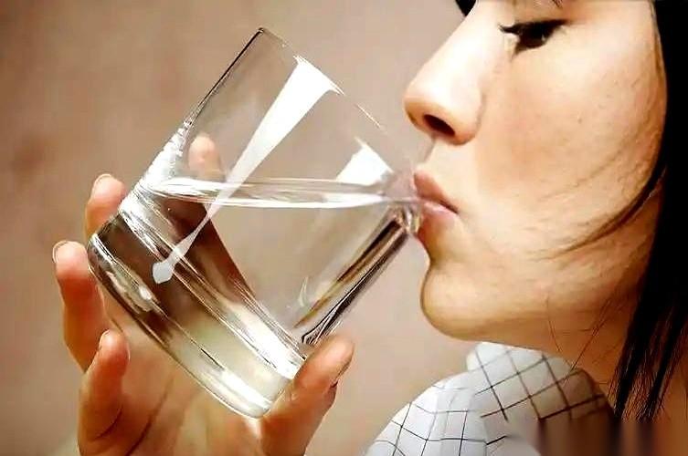 清晨那杯救命水，无数高血压病人雷打不动的习惯。可如果我告诉你，这个动作做错了，