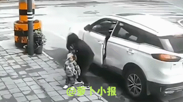 为人父母，最见不得这个。交通安全警示教育视频，原标题是“外婆轧死外孙，几秒钟一