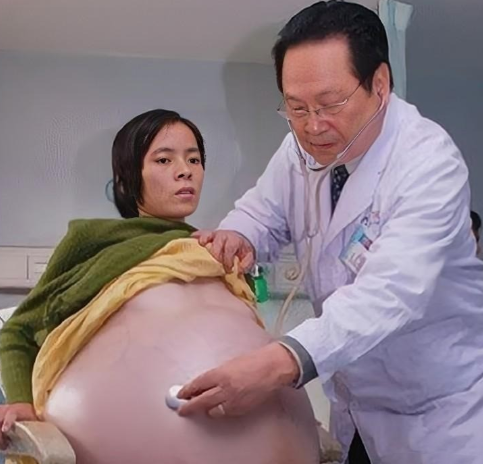 2009年，怀胎12个月的女人，在丈夫的陪同下挺着巨肚，来到了广州医院检查，没想