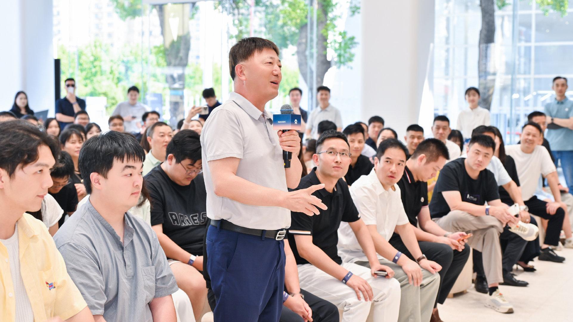 热烈祝贺太湖商会会长、华艺智慧科技董事长胡优华再次喜提蔚来科技行政旗舰！斌哥在合肥政务高新牛屋现场交