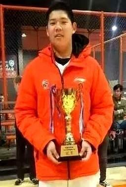 巩俊彤，2008年6月出生，身高2米06，体重105公斤，司职前锋，其父亲为山东