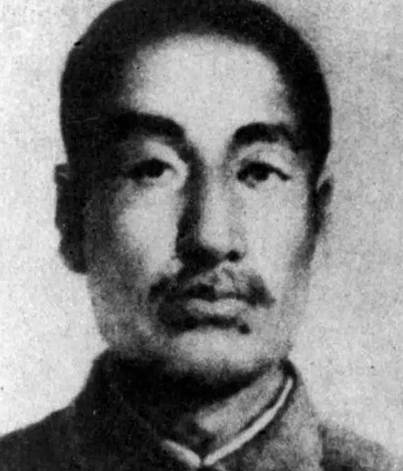 1942年，赵尚志牺牲后，一个汉奸用脚踢了踢他的头颅，叛徒谢文东怒了，直接给了汉