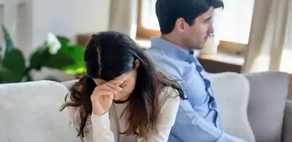 回避型伴侣的伤害到底有多大？心理学研究早就证实了，长期处在单向付出，得不到情感