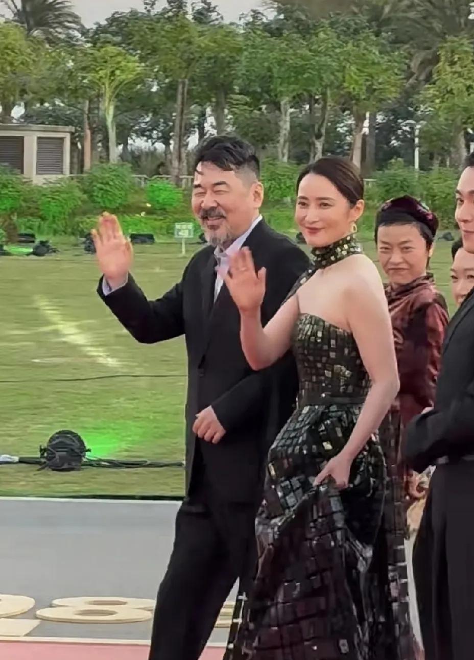 陈建斌蒋勤勤夫妇合体走红毯，犹如两代人！陈建斌暖心搀扶蒋勤勤，夫妻恩爱如初！镜