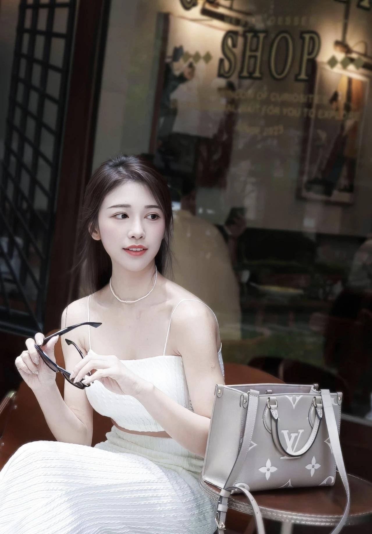 在街角的小店邂逅慵懒时光，白裙与晚风相拥，把琐碎的烦恼都揉进温柔的氛围里✨