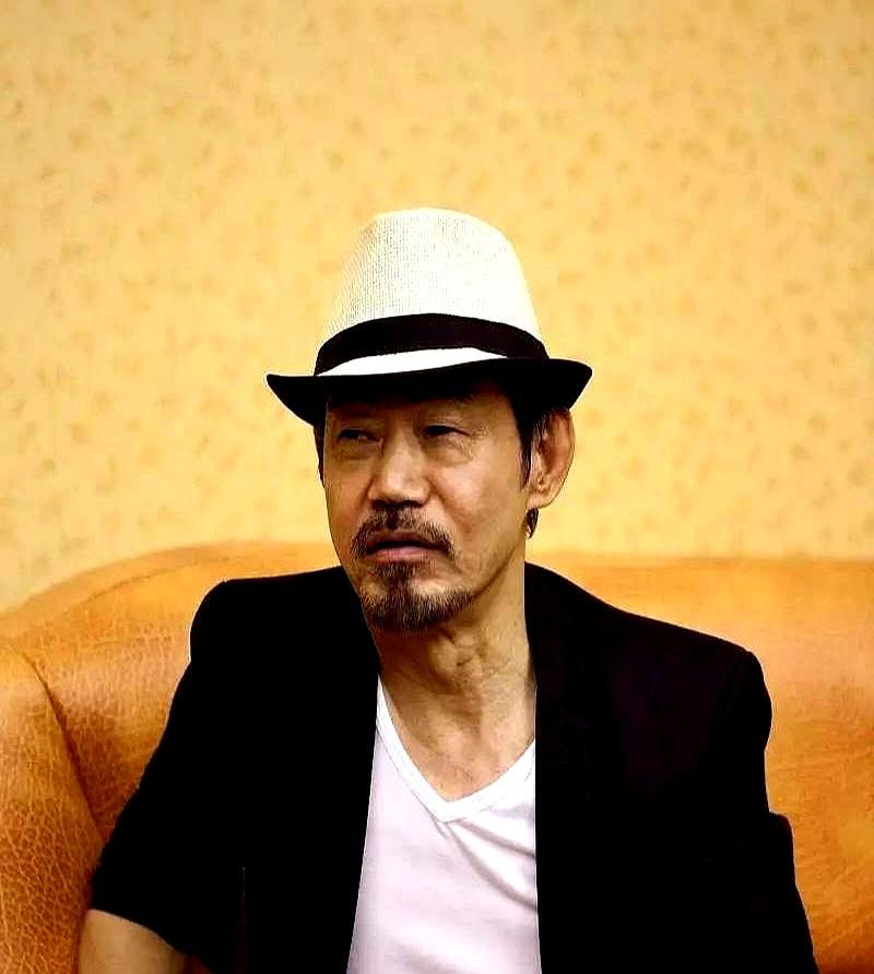 元华一句“包租婆，怎么没水啦”让他从替身熬成金像奖最佳男配，那年他五十多岁，终于