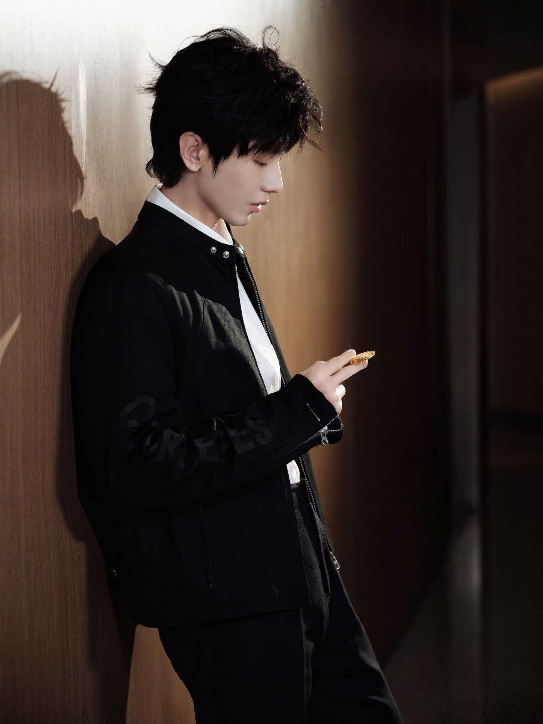 成毅给工作人员满满的尊重感见过太多镜头前后的反差，却总能被成毅的细节戳中。会弯