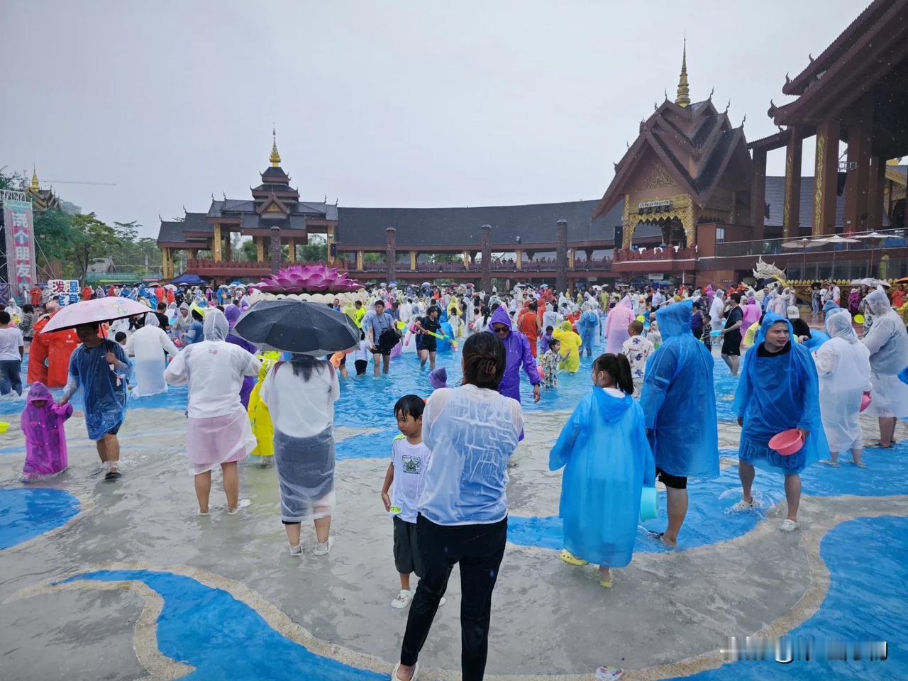 《小长假赋》五一小长假，全国又火了；景点人都满，外出去打卡；高铁飞机涨
