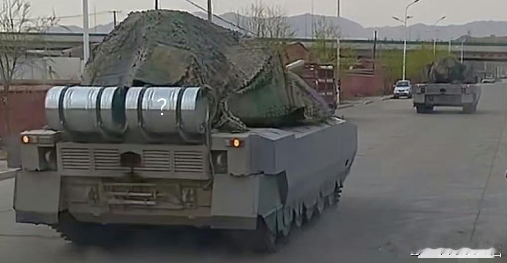 好家伙，咱们9.3阅兵式上的100式坦克，这个祖传大油箱往屁股上一挂，这小味一下