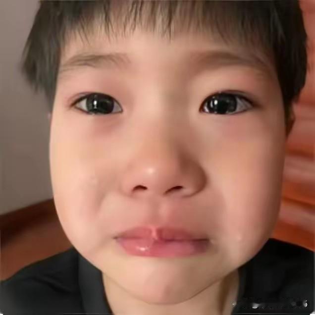 福建泉州一个10岁小男孩来到当地民政局，工作人员问：“小朋友你来干嘛呀？”男孩说