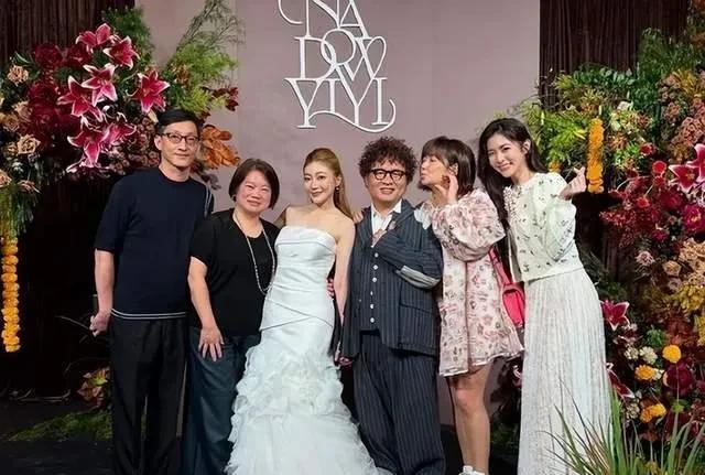 任家萱和妹妹参加纳豆的婚礼，好久没有出来的她，也是心宽体胖的。她妹妹倒是状态很好