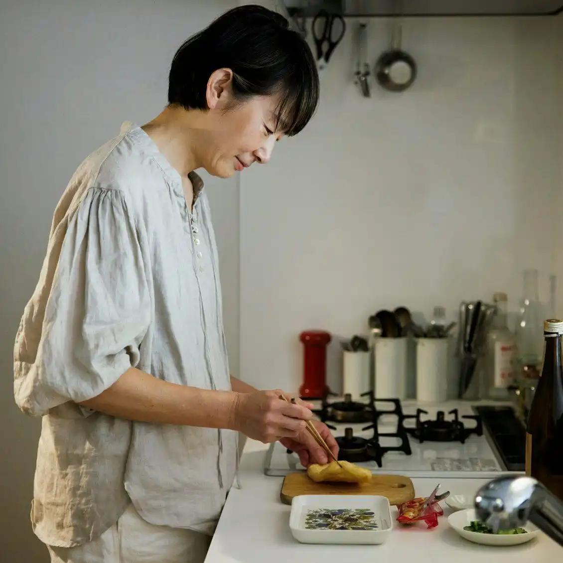 一位社会观察家说：现在好多人退休后，基本就待在家里，尤其是女人，更是大门不出，
