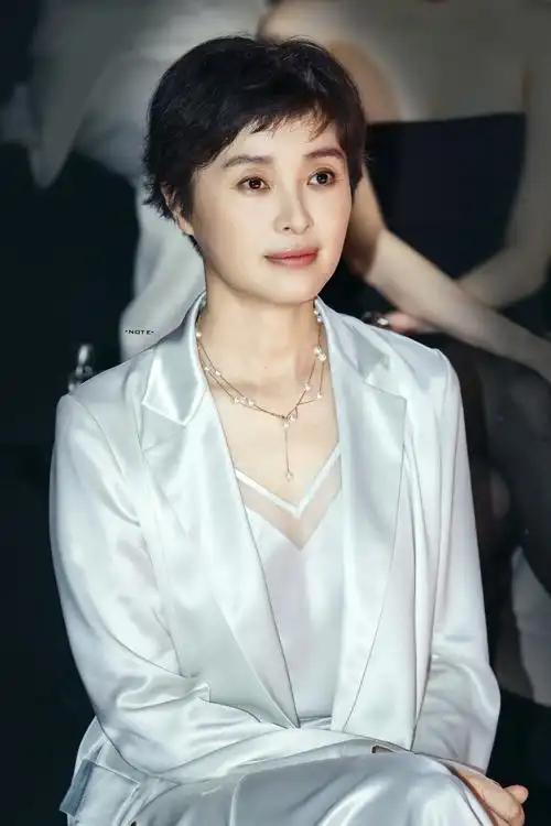 吴越是今年白玉兰奖最大赢家，不是因为拿了奖，而是她和别的女星不一样，一身白色西装
