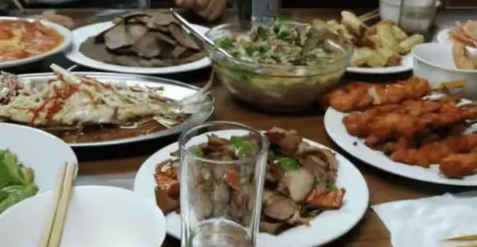 近期，内蒙古，男子为母亲操办后事，亲戚朋友陆续赶来吊唁，妻舅也来了，在吃饭时喝了