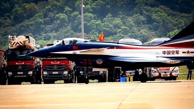 他爸，国军的。后来，起义了。五十年代，大部队转业，他爸带着老婆孩子回了云南元