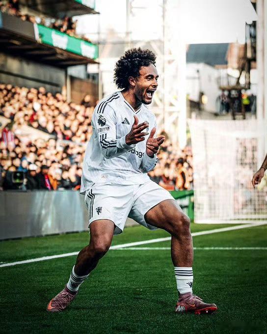 罗马体育报罗马向曼联递交了一份对齐尔克泽4000万欧的报价。初始租借费500万