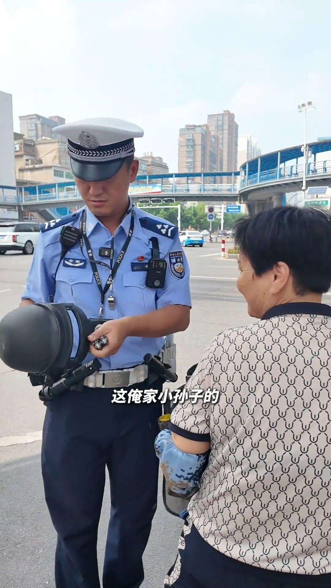 淮南交警街头查头盔，一位奶奶戴了个“三级头”