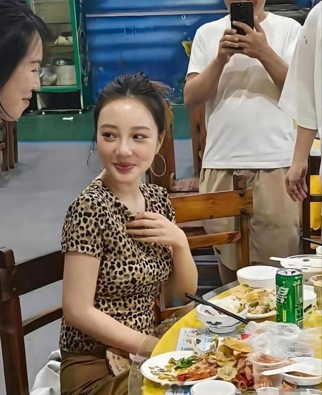 李小璐无滤镜素颜，这状态简直和普通人没两样