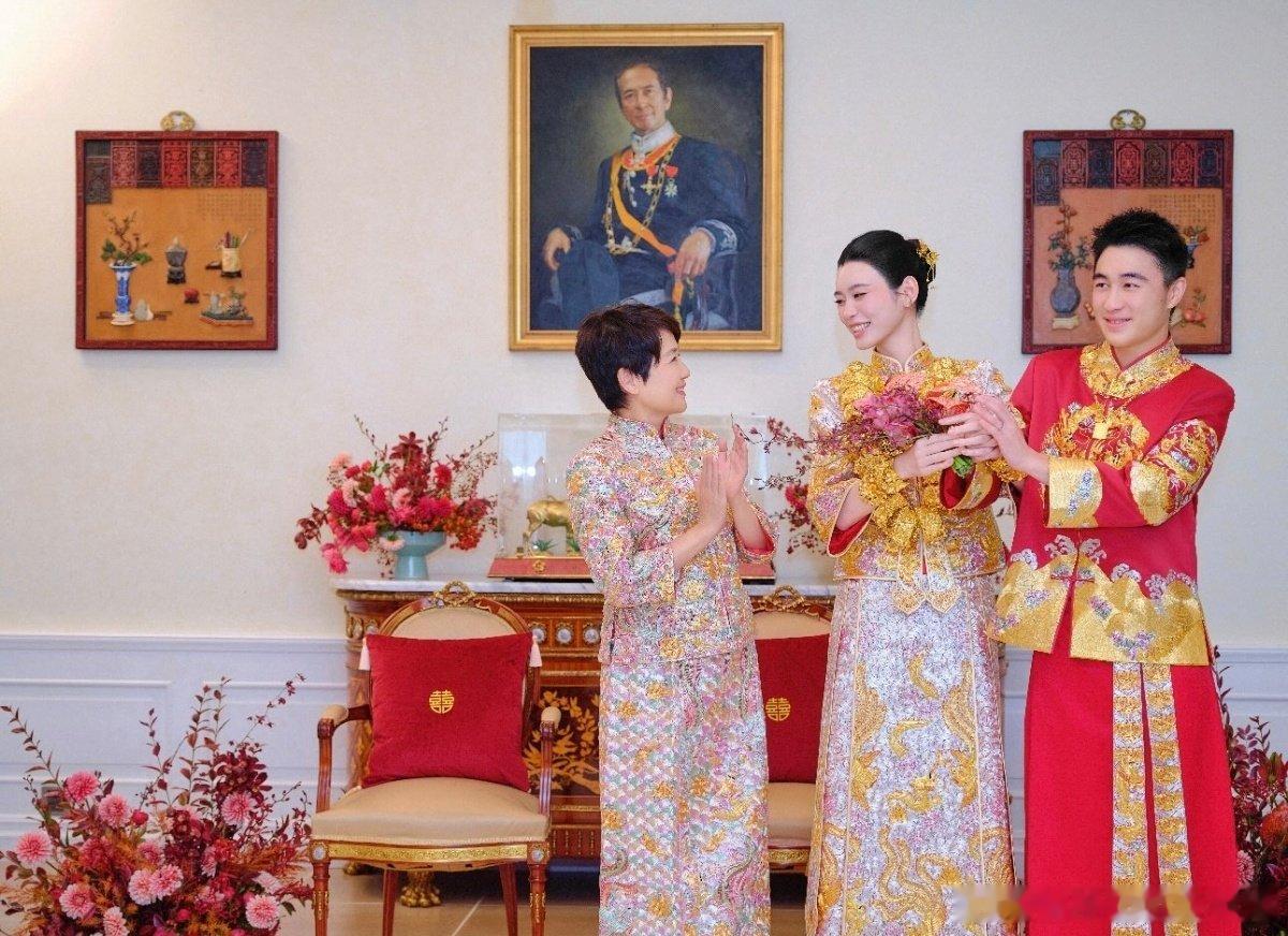 奚梦瑶ins更新何猷君奚梦瑶中式婚礼，金褂加身仪式感满满​