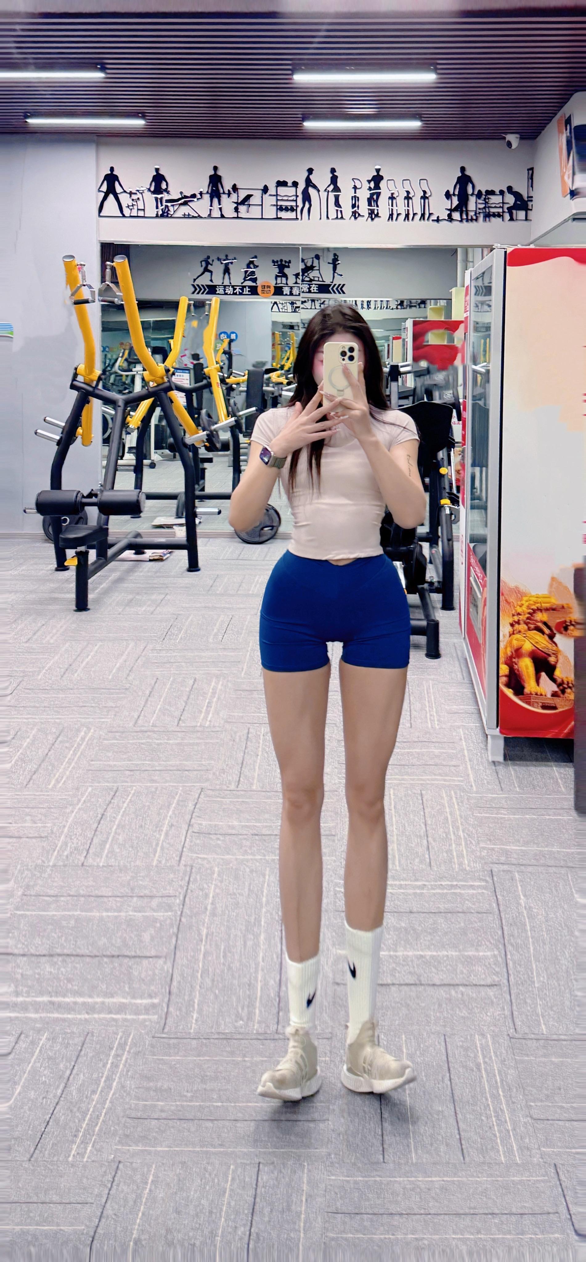 健身几个动作，重复几百几千几万次，咱除了专一没什么拿得出手