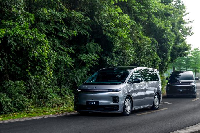 以前30万买MPV，能买到什么配置？刚上市的零跑D99给的答案可能不一样了！零